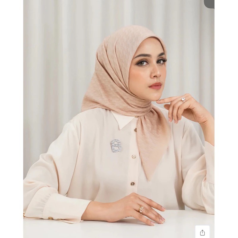 Leena Series hijab buttonscarves semi ori/ Logo Plat B Logam/ bahan Voal Nyaman dipakai