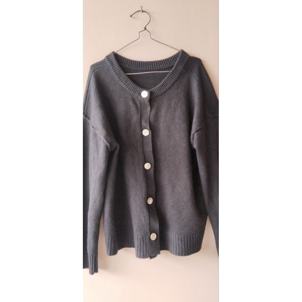Cardigan hitam GU