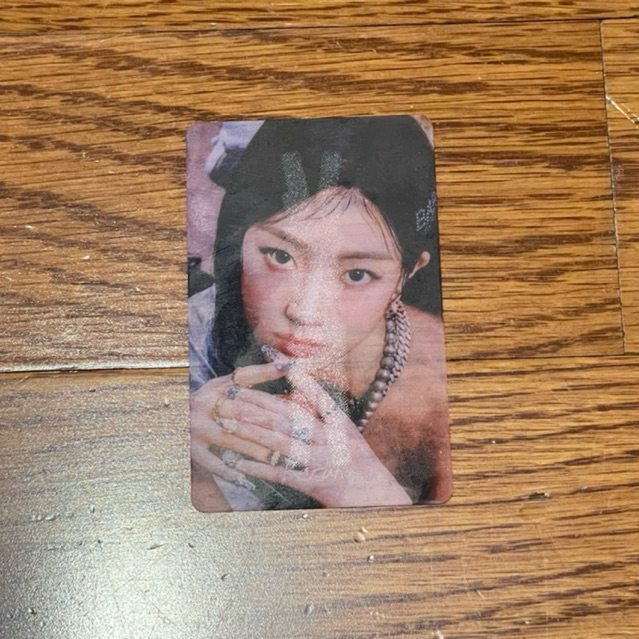 PC PHOTOCARD OFFICIAL KAZUHA LESSERAFIM