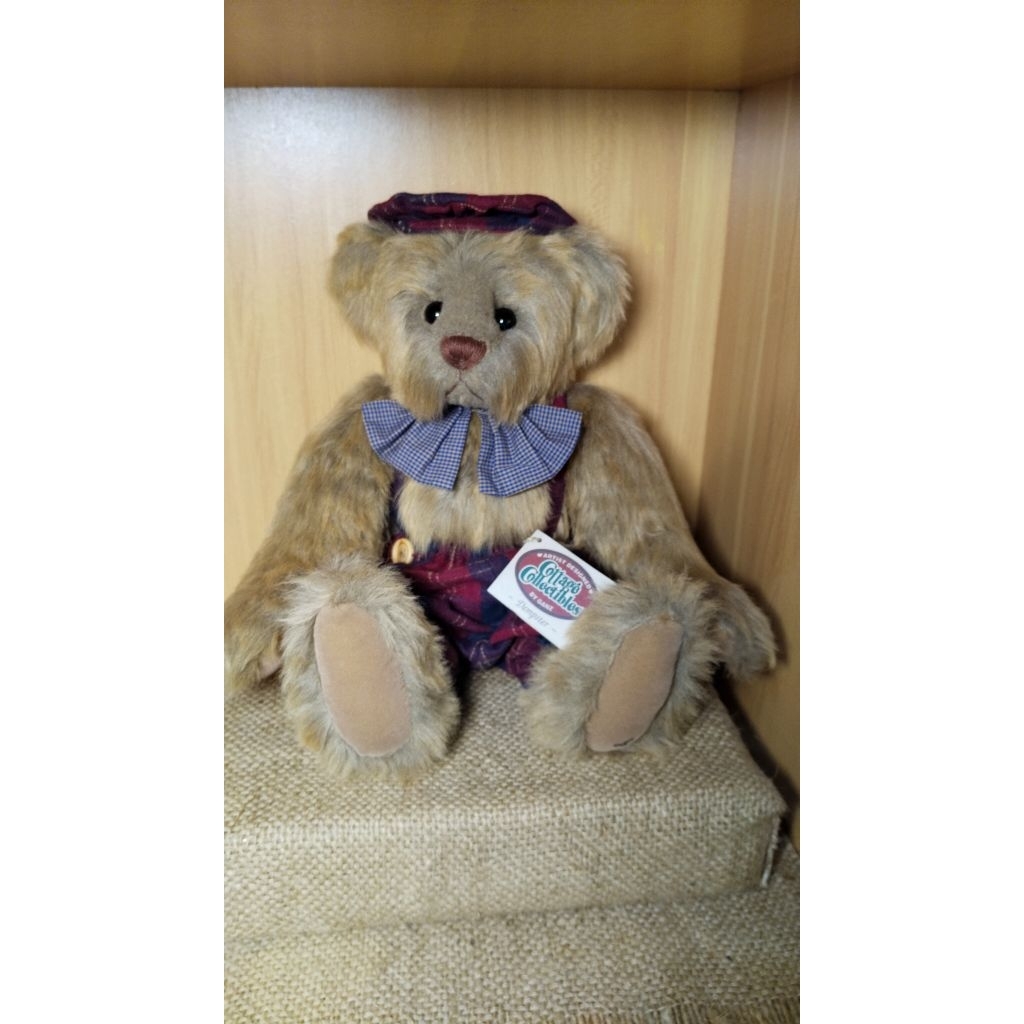 Boneka Beruang DEMPSTER Pondok Ganz (Ganz Cottage) Karya Seniman Lorraine Chien, ukuran 15 inci, tah