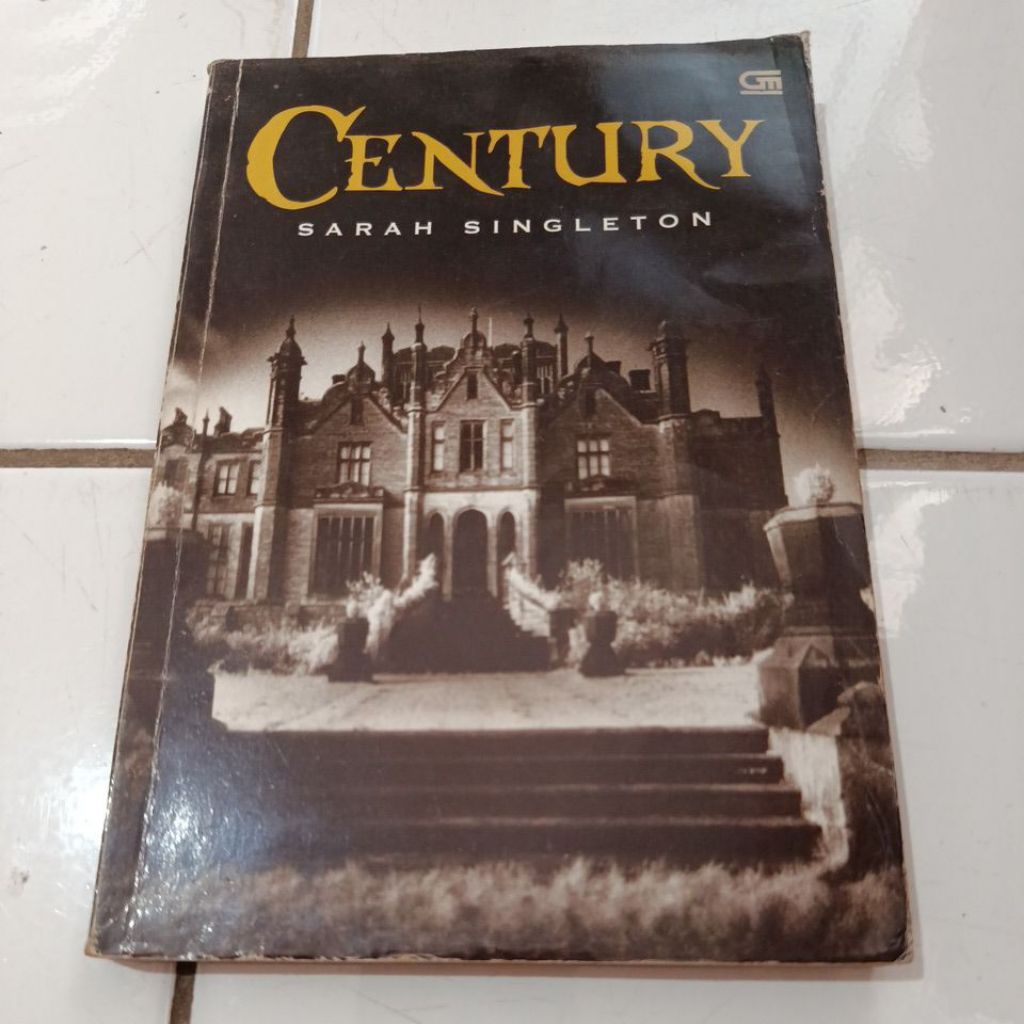 Novel CENTURY Sarah Singleton
