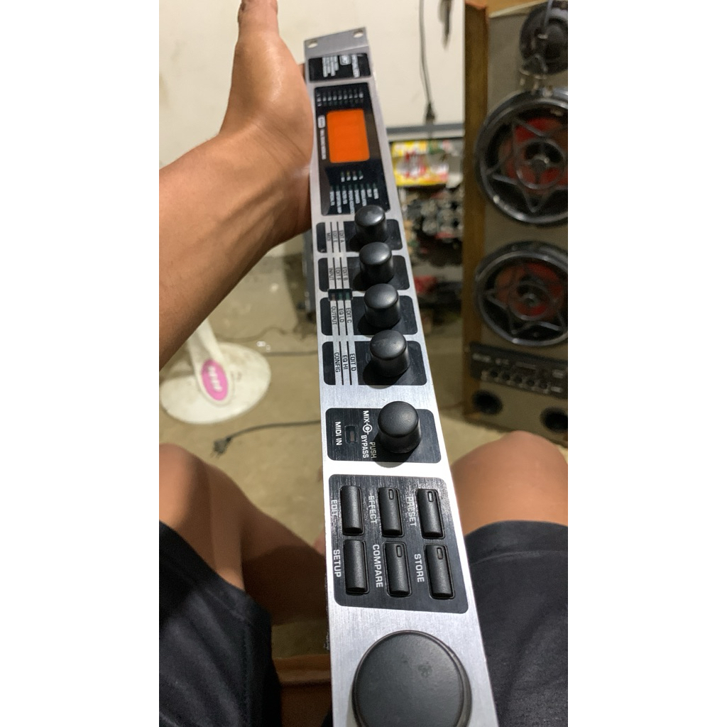 efek vocal behringer logo lama