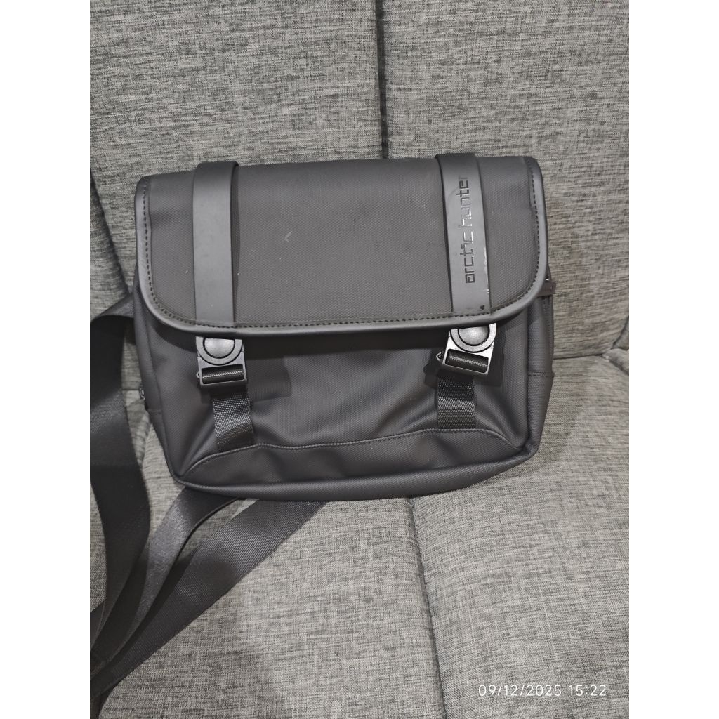 Tas Selempang Arctic HunterLike New
