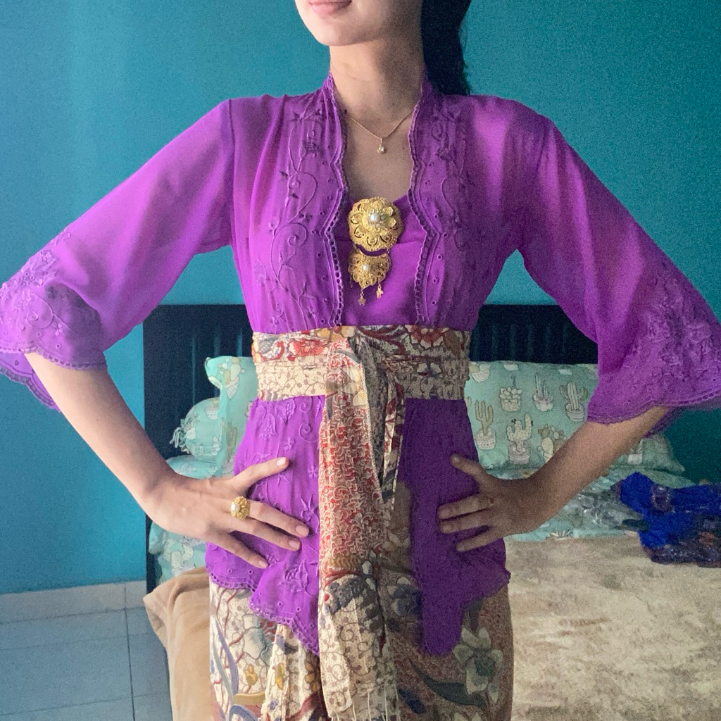 Kebaya Ungu