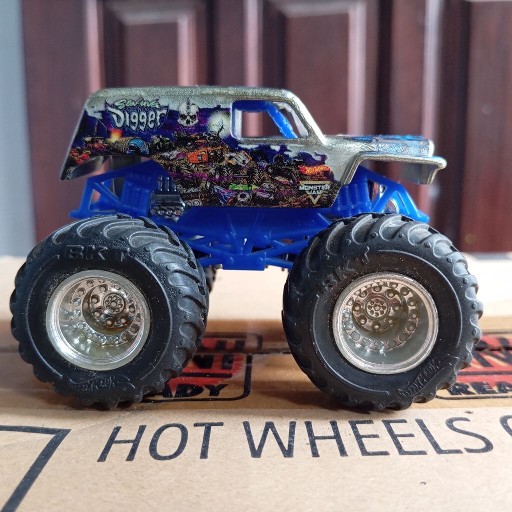 Hot wheels monster jam truck Son Uva digger