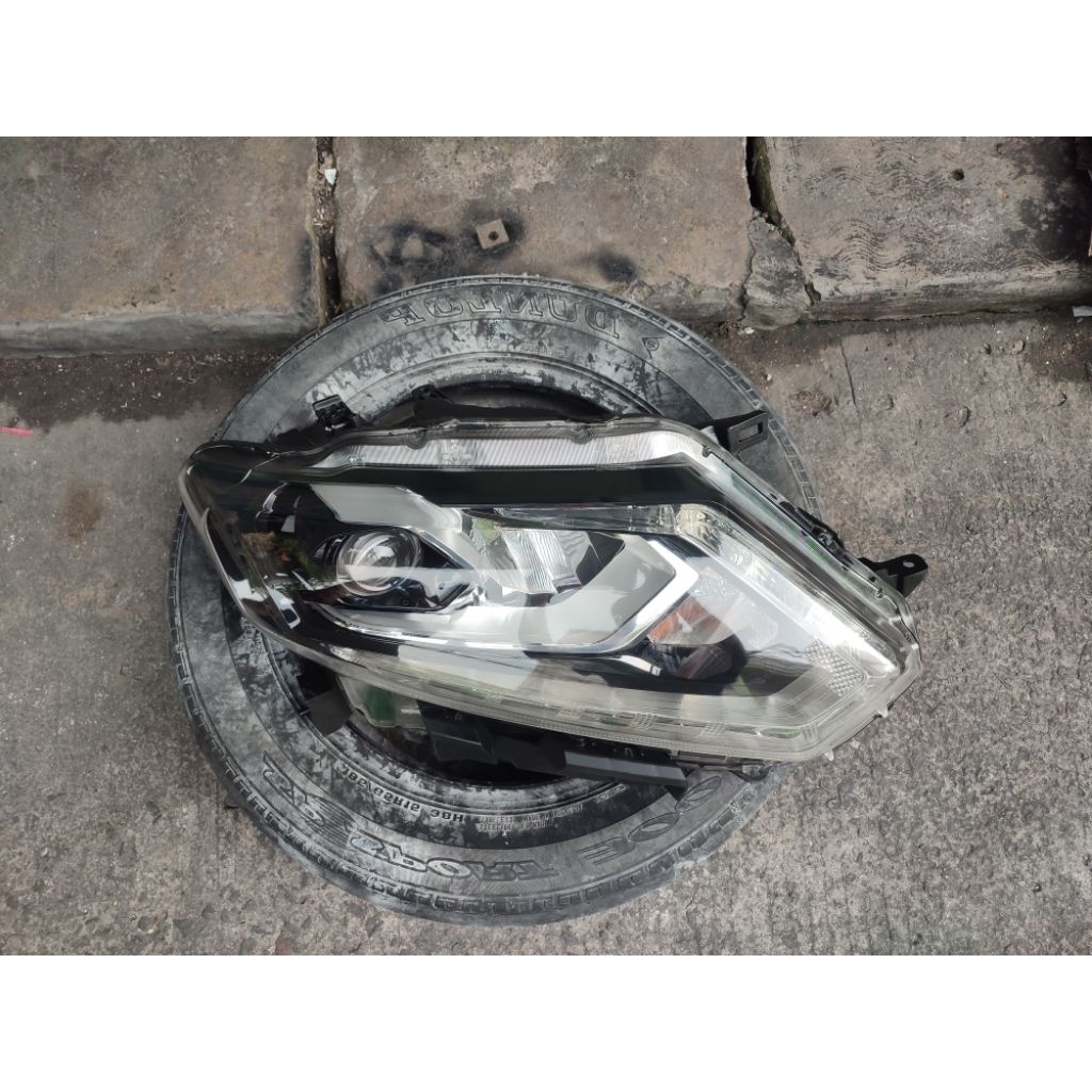 Headlamp lampu depan Nissan Xtrail T32 t32 KANAN