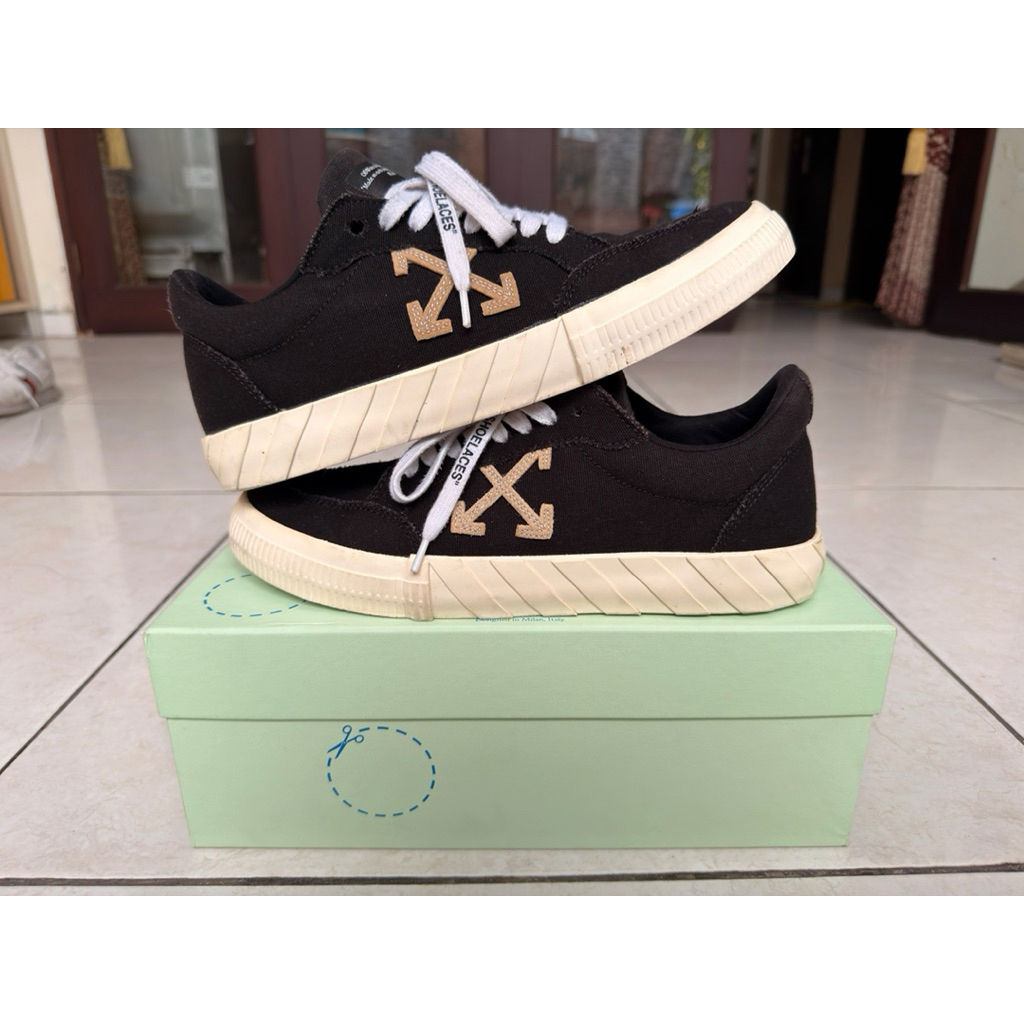 Sepatu Off White Low Vulcanized Canvas Black White Original 100%
