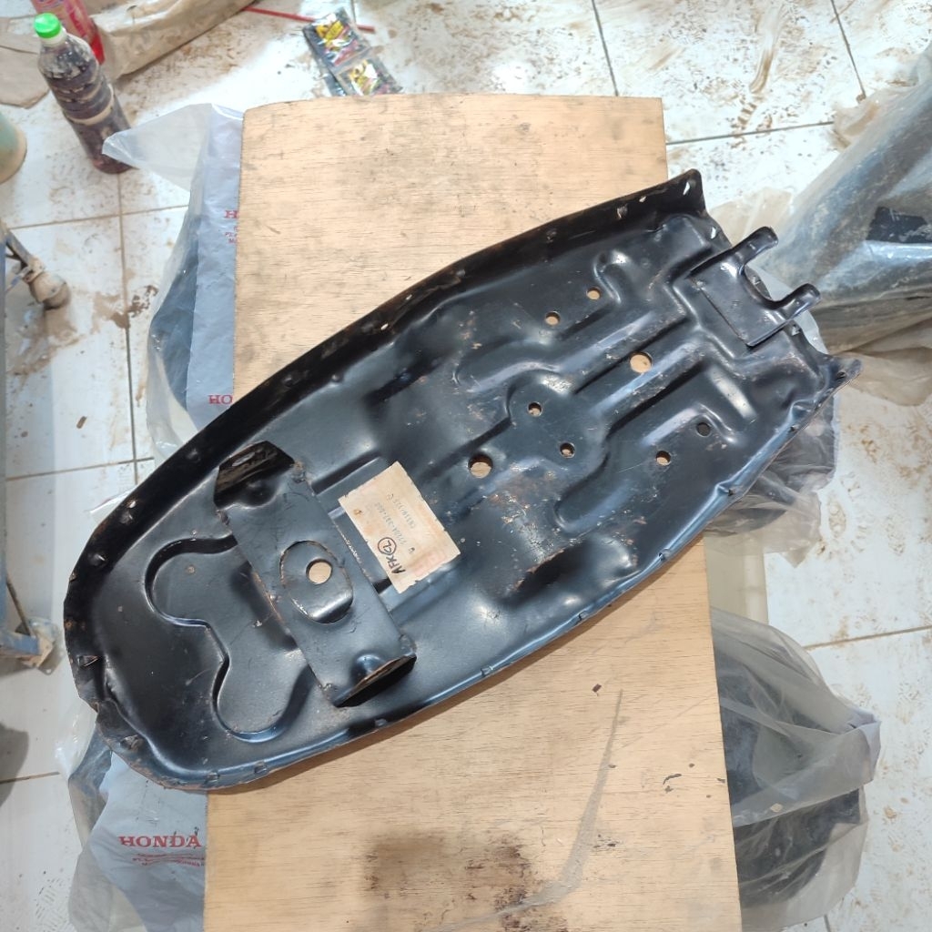 tatakan plat jok honda CG CG110 CG125 nos japan