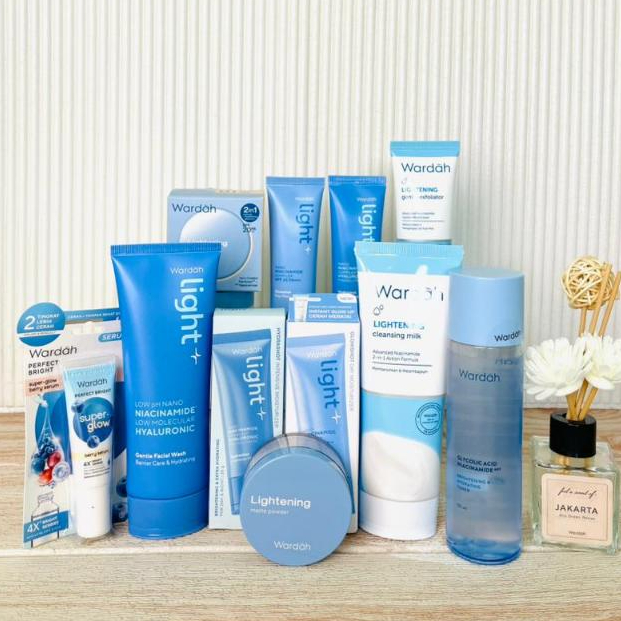 Wardah Paket Lightening Skincare Plus Bedak 8 Produk ( Sabun Wajah+Scrub + Krim Siang+ Krim Malem+ T