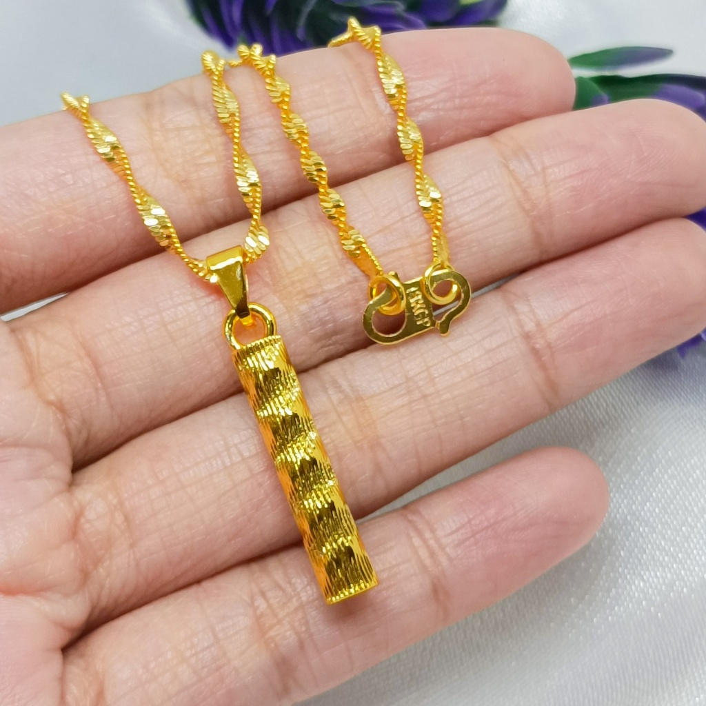 Kalung berbentuk batangan emas berlapis emas 24 karat baru dari Hong Kong.