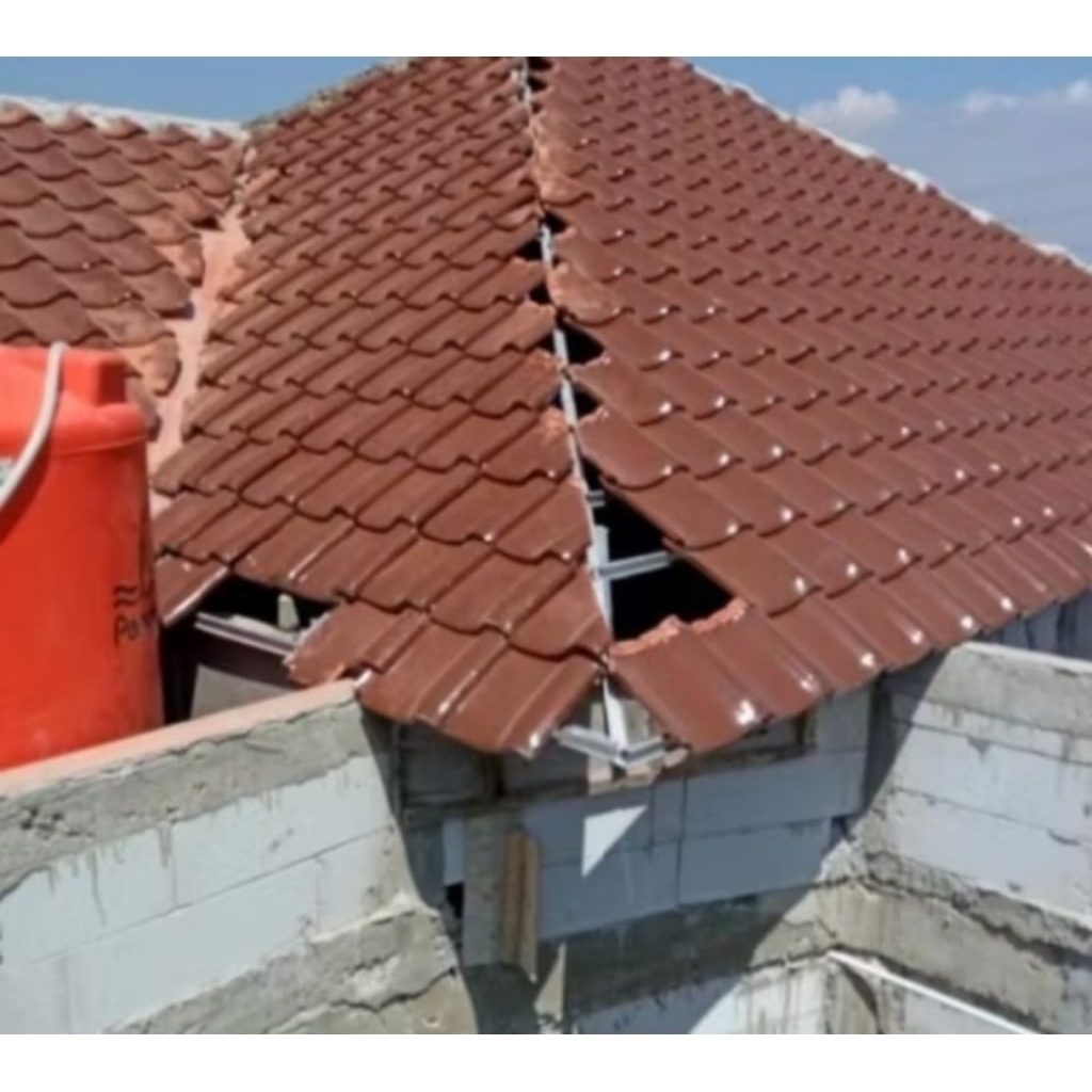 Rangka Baja Ringan 0,75 mm & Atap Genteng Kramik