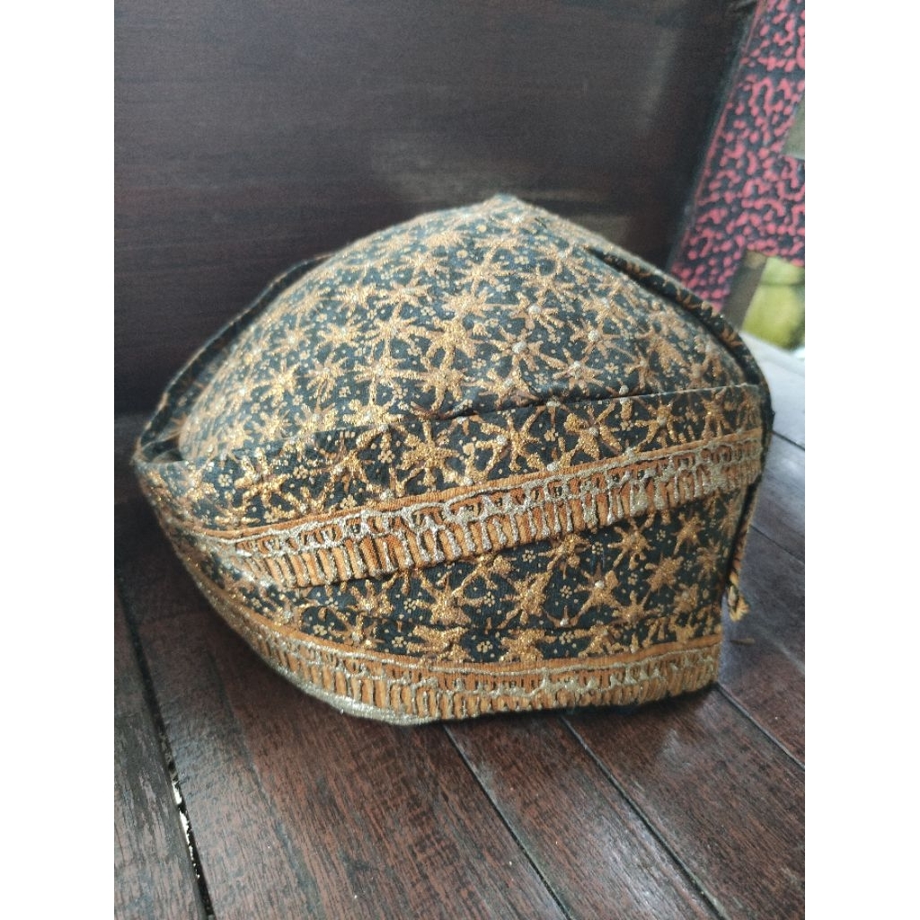 Blangkon prada jogja motif truntum