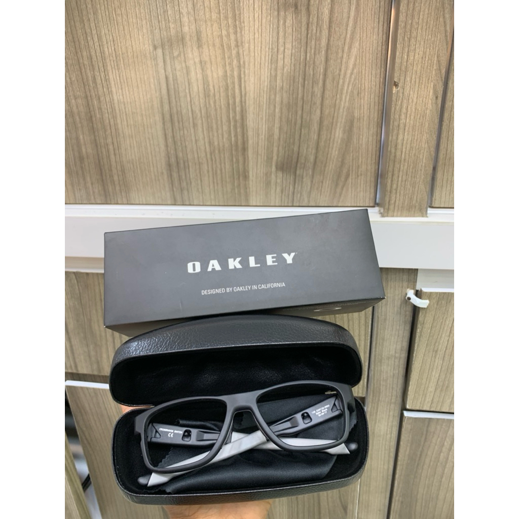 Kacamata OAKLEY OX8132 satin black original full set box+kartu garansi mulus 100%.