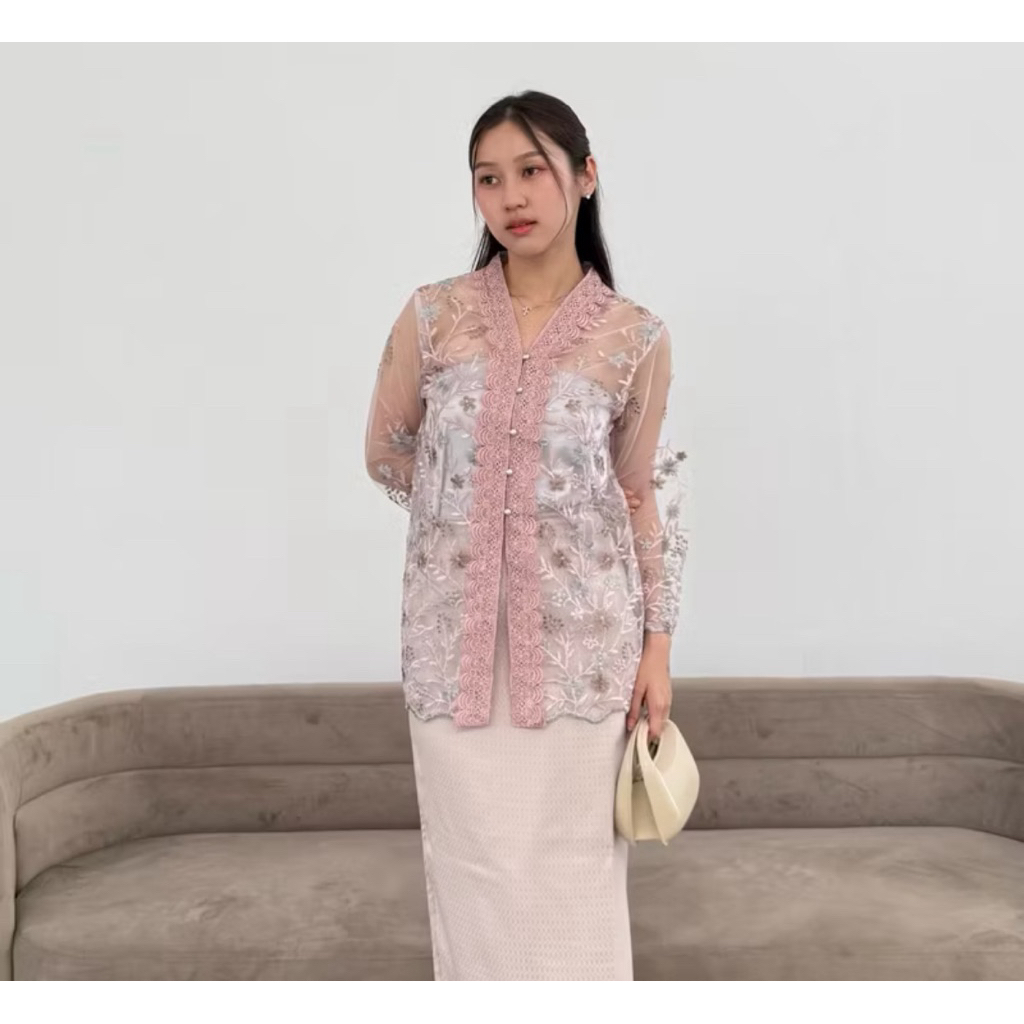 Preloved CARAVAL - Kebaya Wydia / Kebaya Kartini Modern/ Kebaya Panjang / Kebaya Wisuda / Kebaya Pes