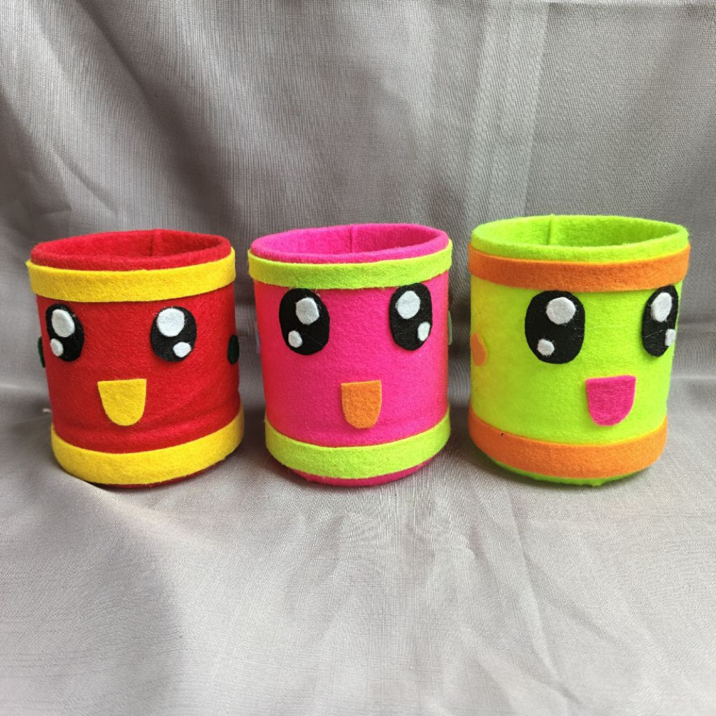 Prakarya/kerajinan tempat pensil dari botol bekas dan kain flanel