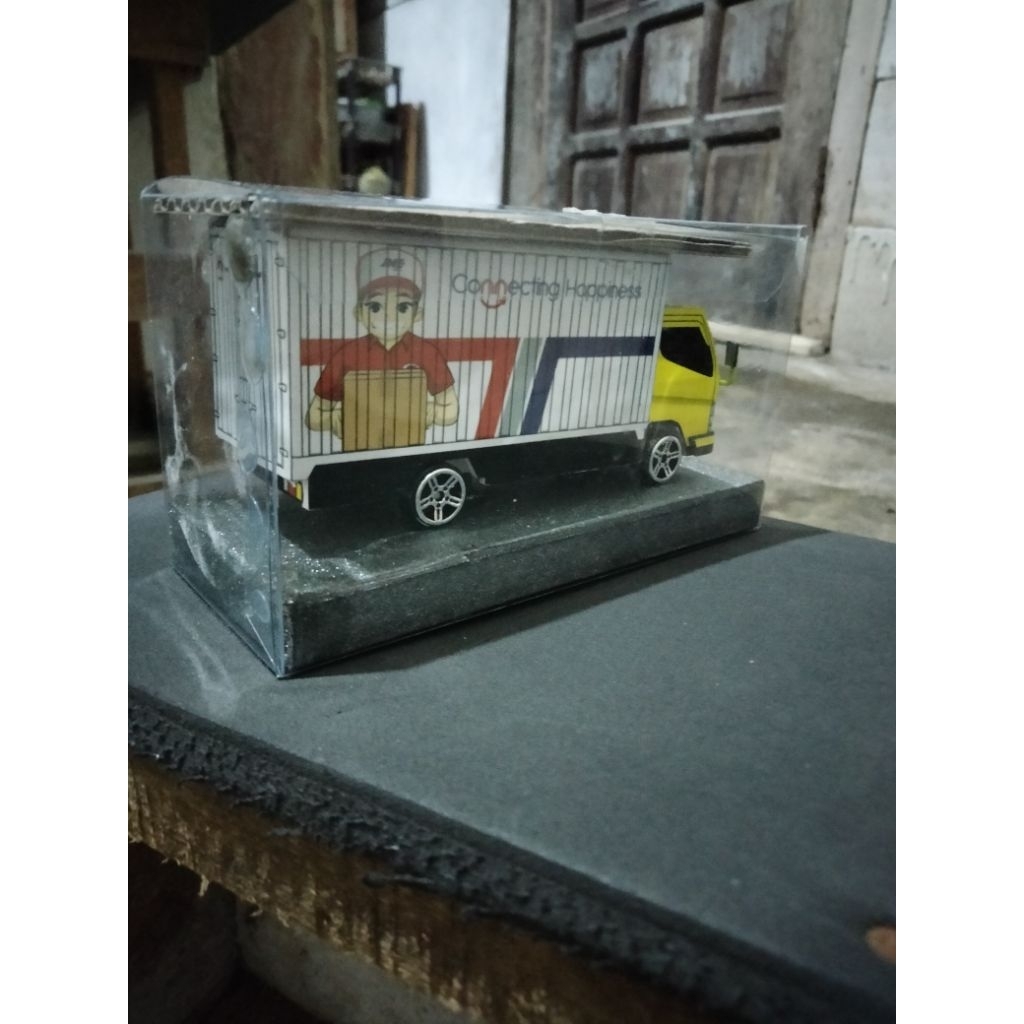 Miniatur truck paket  sekala 1:64