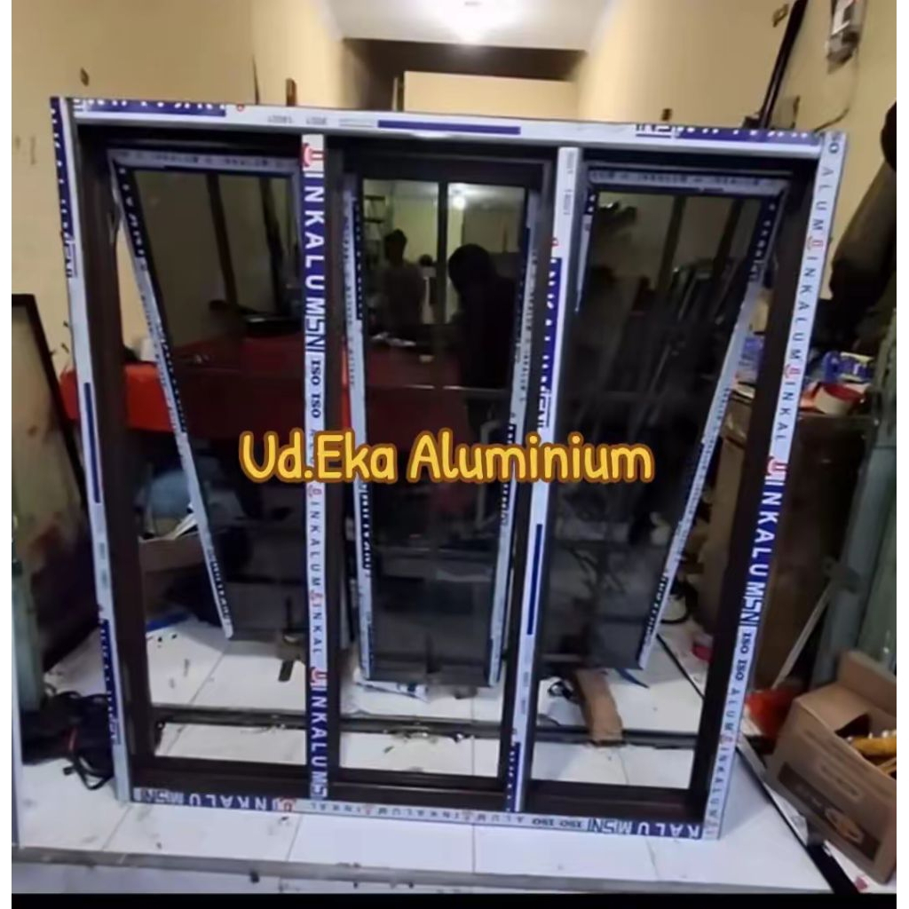 jendela  ukuran L160. x T 120. Aluminium casement 3 daun pintu plus kusen komplit tinggal pasang di 