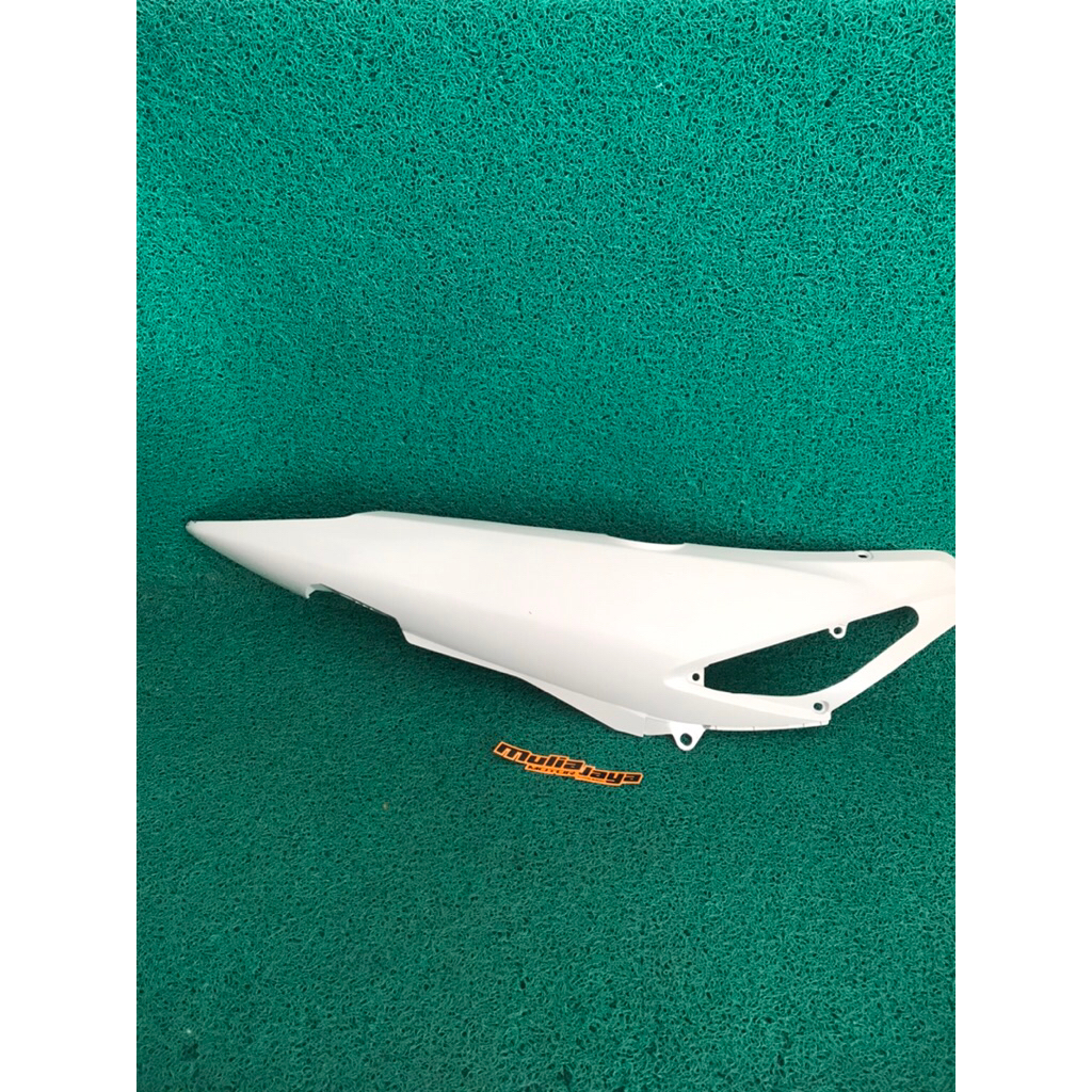 COVER BODY BODI BELAKANG KIRI PUTIH HONDA SUPRA X 125 ORIGINAL AHM (LOSPEK TIDAK ADA WADAHNYA) 64420