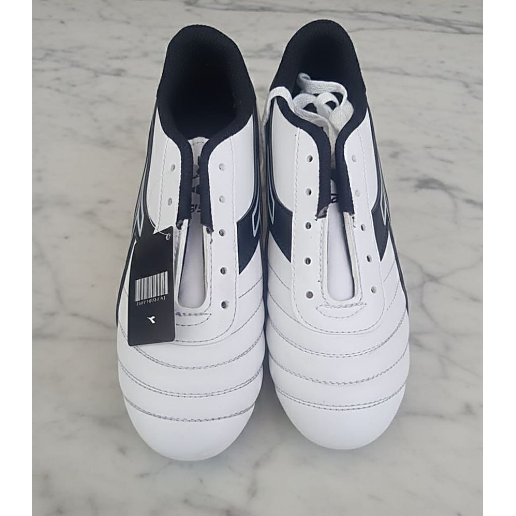 Sepatu Bola Diadora