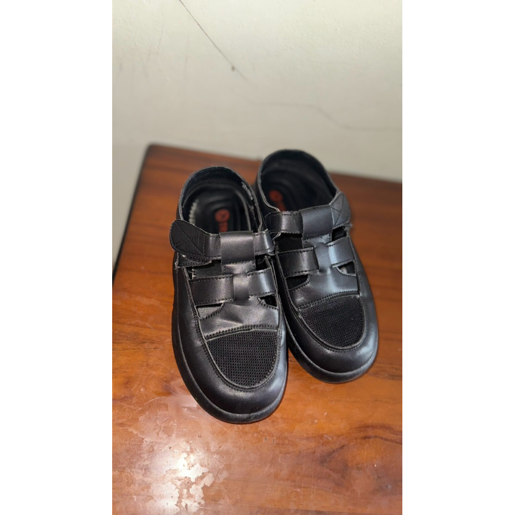 PRELOVED SEPATU TRISET