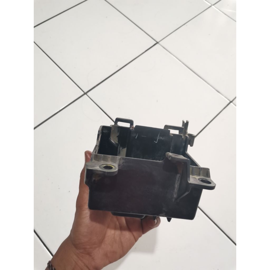 Tempat Wadah aki Honda Supra x 125 helm in original copotan