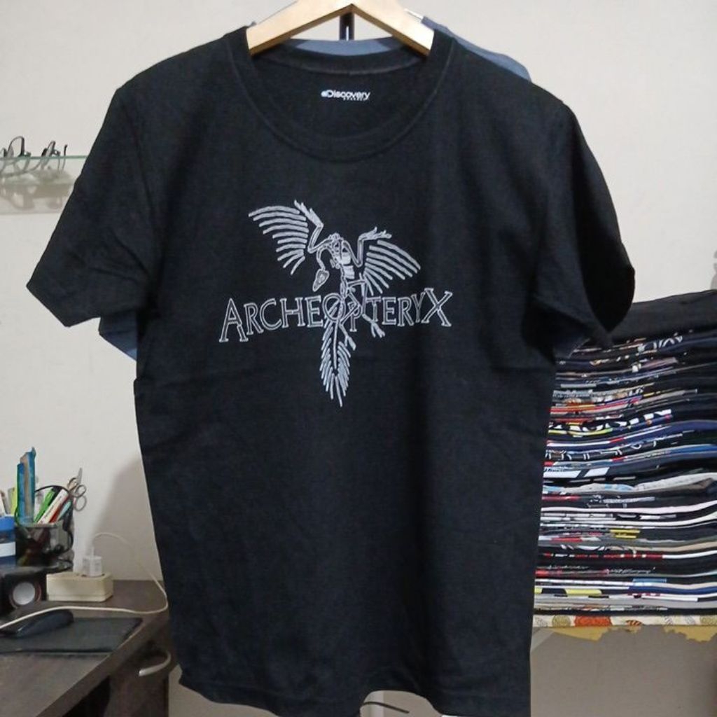 Kaos katun tebal warna hitam pekat kerah kencang built up tanpa jahitan samping DISCOVERY second siz