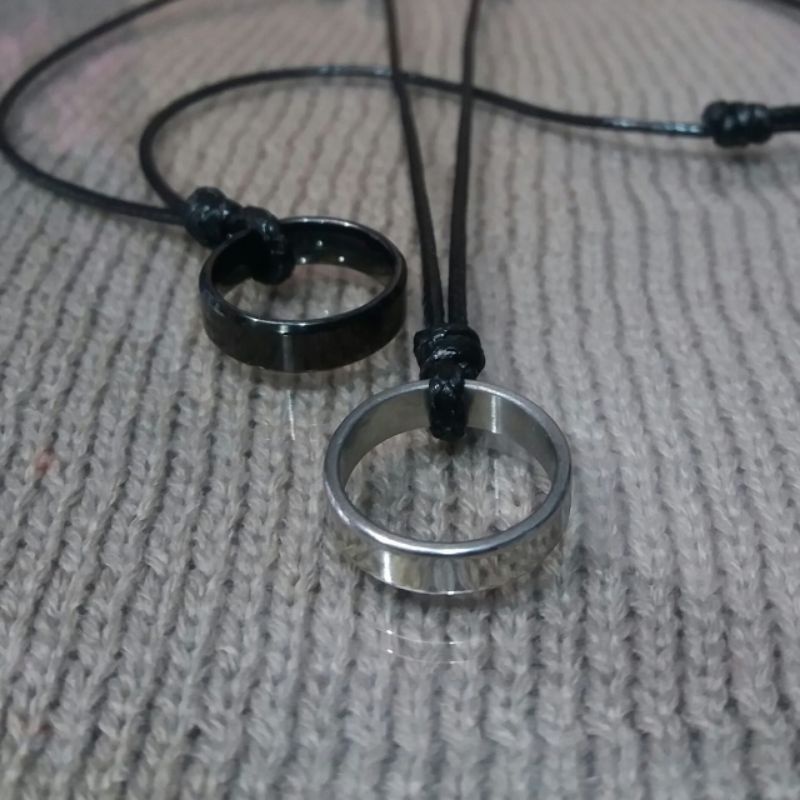 Kalung Tali Hitam Korea Liontin Cincin Titanium Pria Keren Kekinian