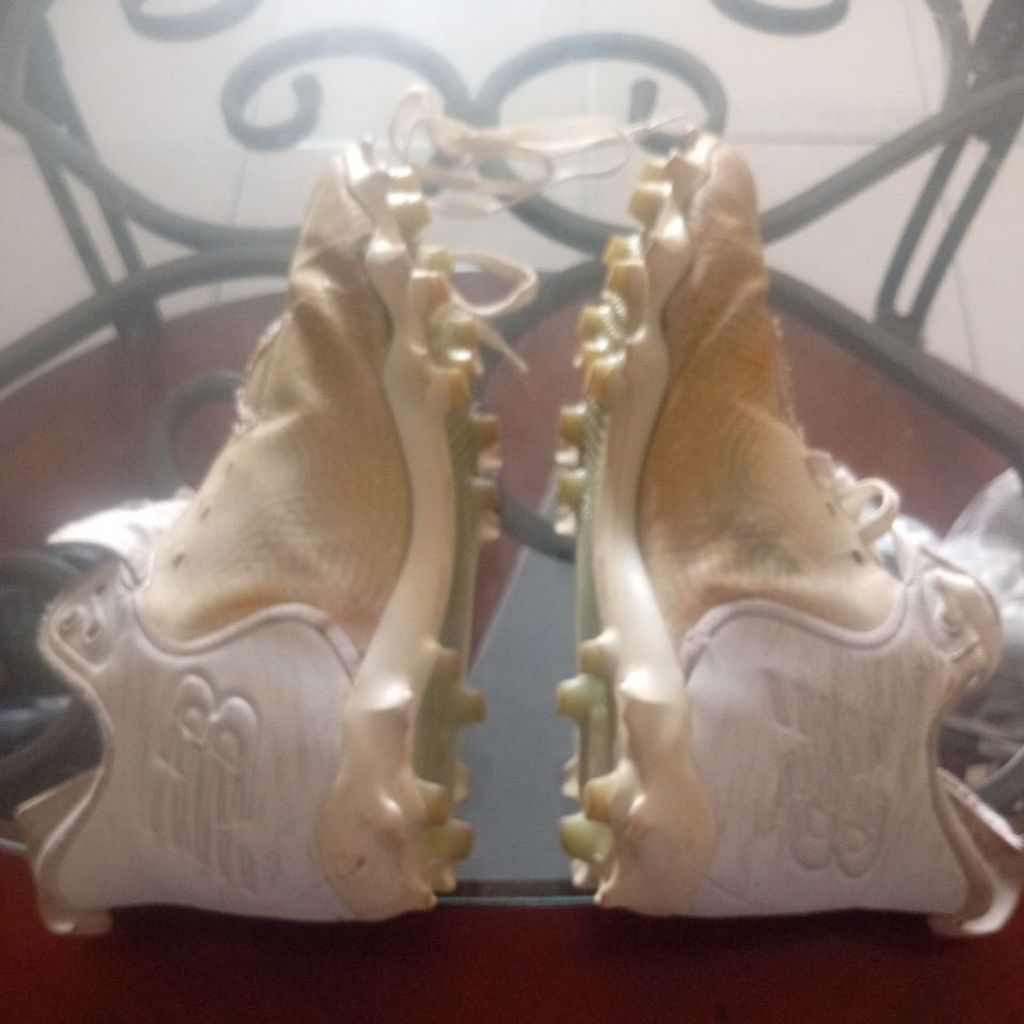 SEPATU BOLA NEW BALANCE