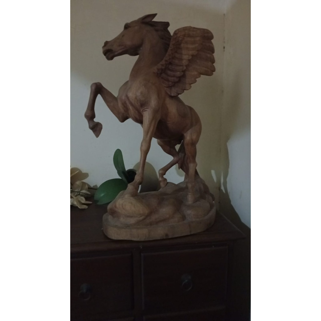 Patung Kuda Dari Kayu Cendana