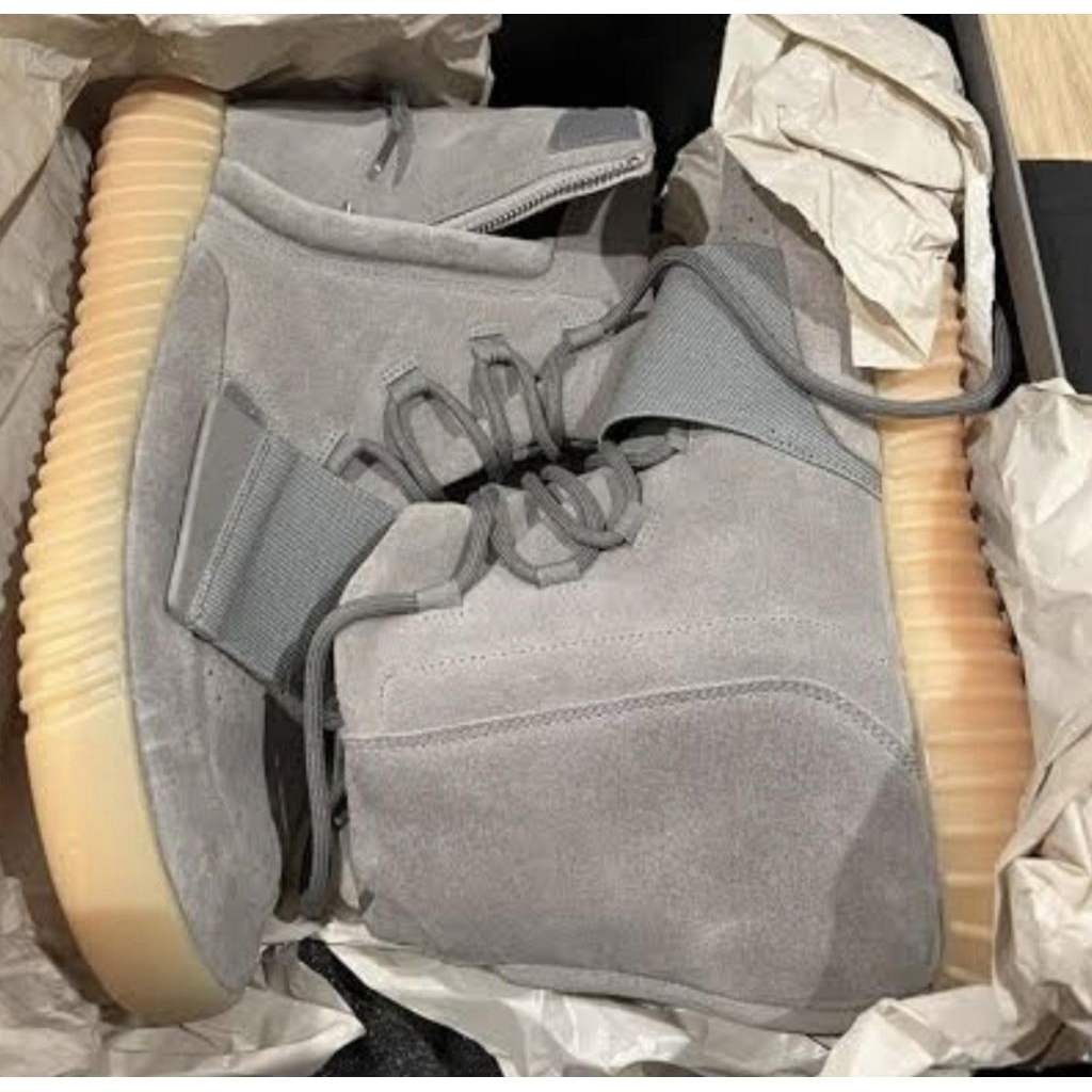 YEEZY BOOST 750.UK42.PRELOVED.(MADE IN CHINA).TAPAK SUPER TEBAL. TAPAK SUPER TEBAL.