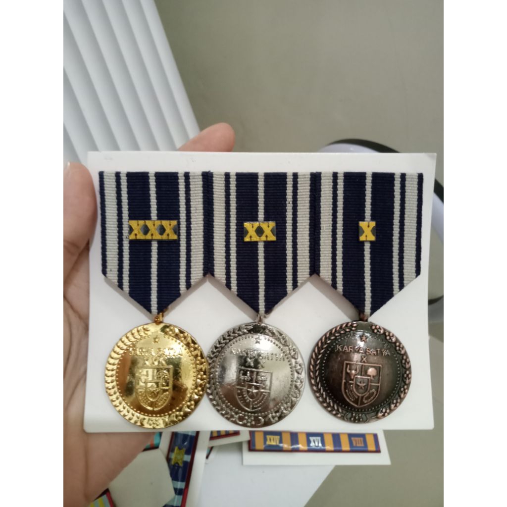 Satya lencana pdu/mendali PNS karya Satya 10 20 30 tahun