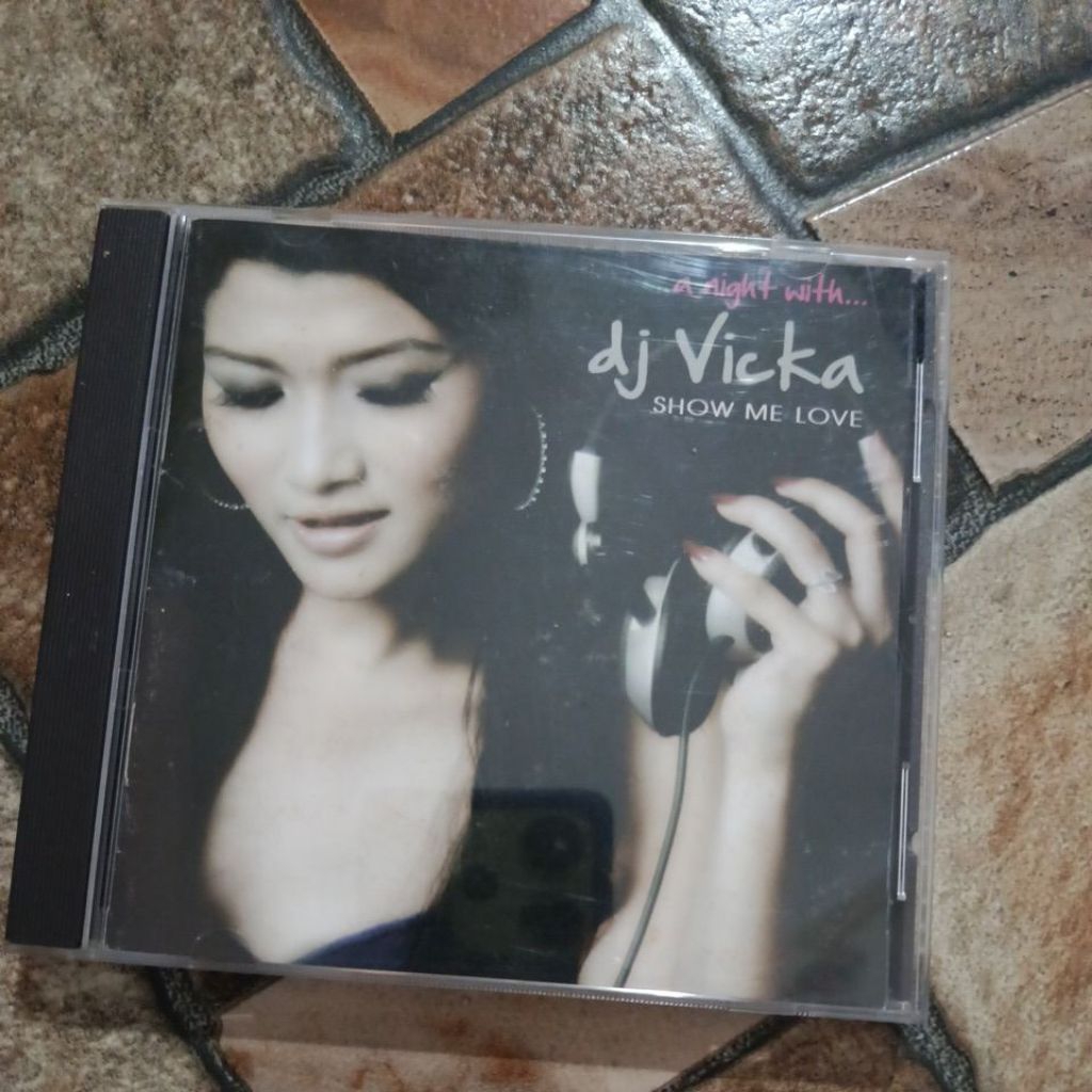 CD musik a night with dj Vicka , show me love. preloved