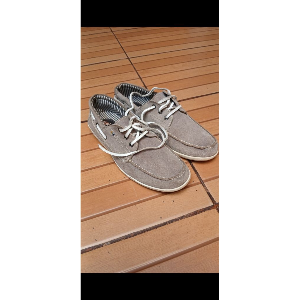 Sepatu slip on second. sepatu slip on preloved. sepatu kulit second. sepatu kulit preloved. sepatu c