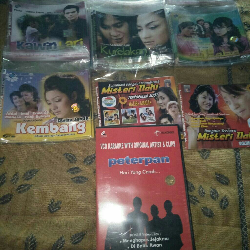 [PAKET C2 - 8 VCD] VCD DERITA JANDA KEMBANG, KURELAKAN DIA UNTUKMU, KAWIN LARI, ALIBABA, MISTERI ILA