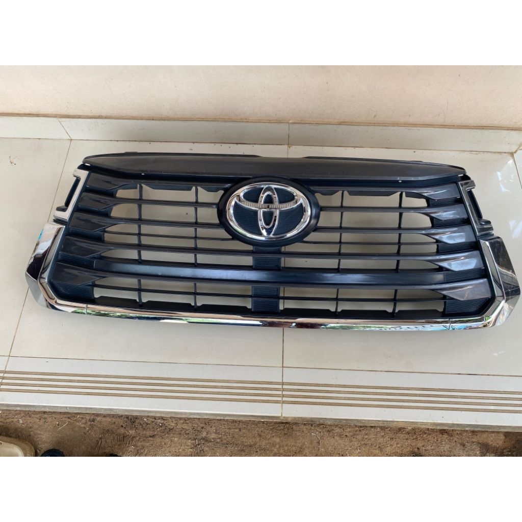 Grill gril lambang depan Toyota Innova reborn type G dan type V 2021 2022 original