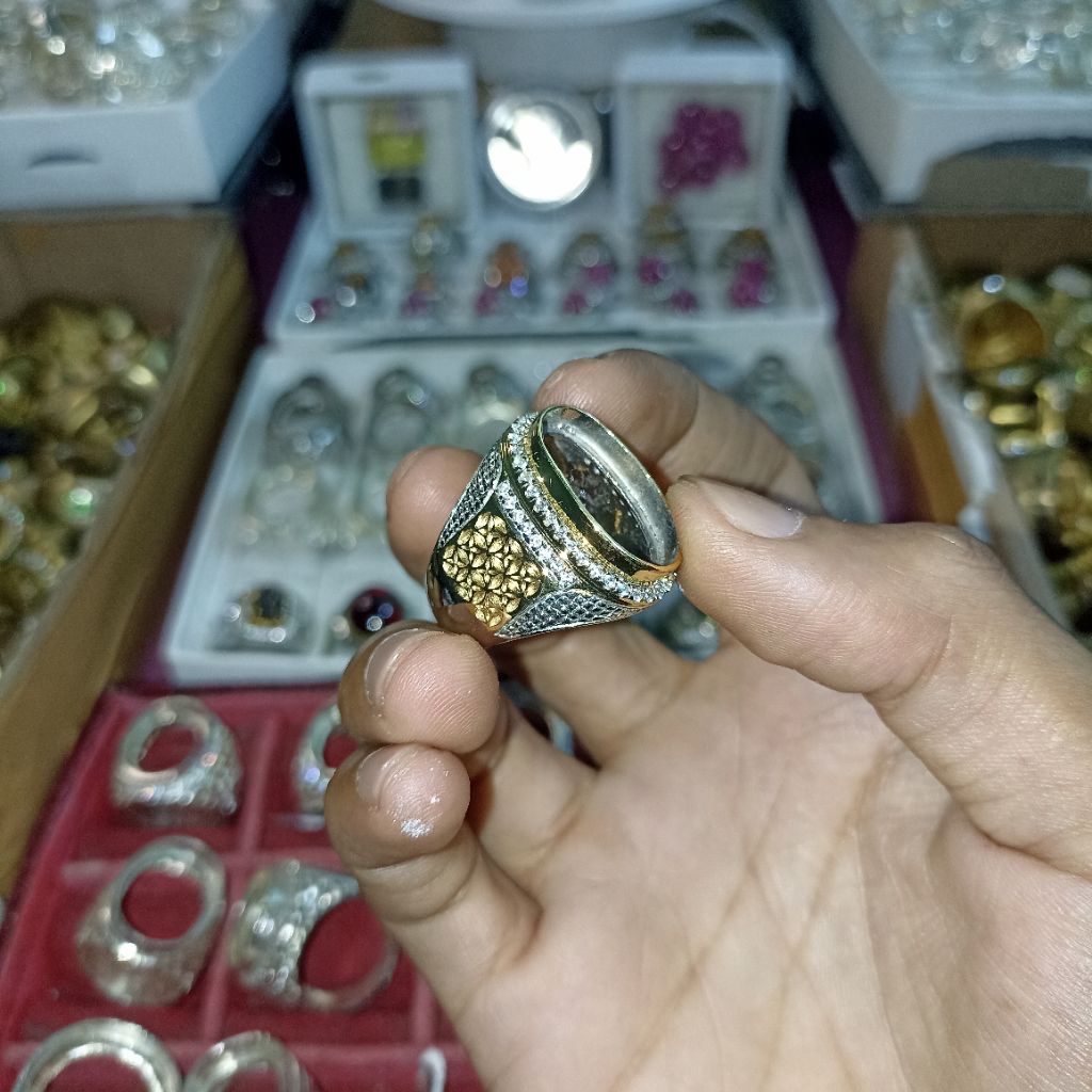 CINCIN/RING/EMBAN/IKETAN BATU AKIK DAN PERMATA MODEL MEWAH DAN ELEGAN BAHAN KUNINGAN SARI SUPER