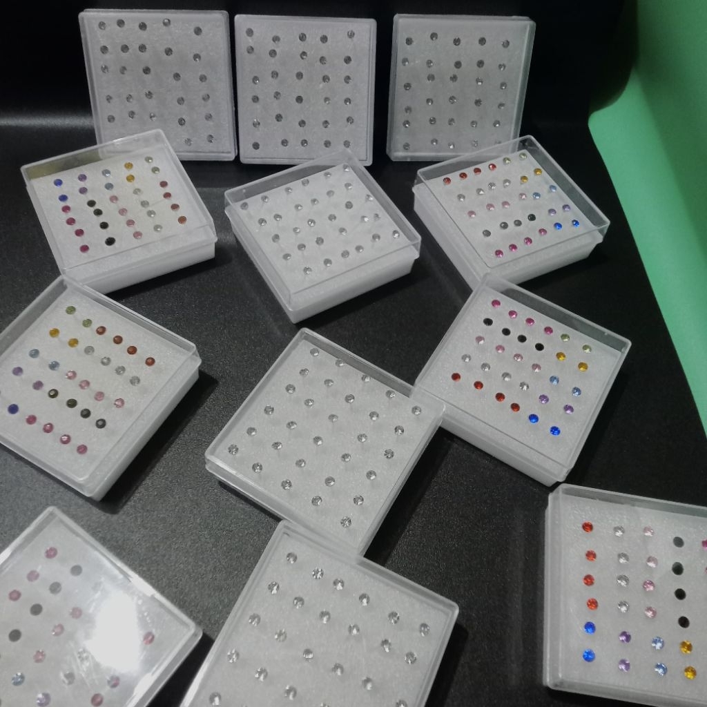 Anting Mata Tusuk Box Mika Putih / Anting Giwang Permata Putih