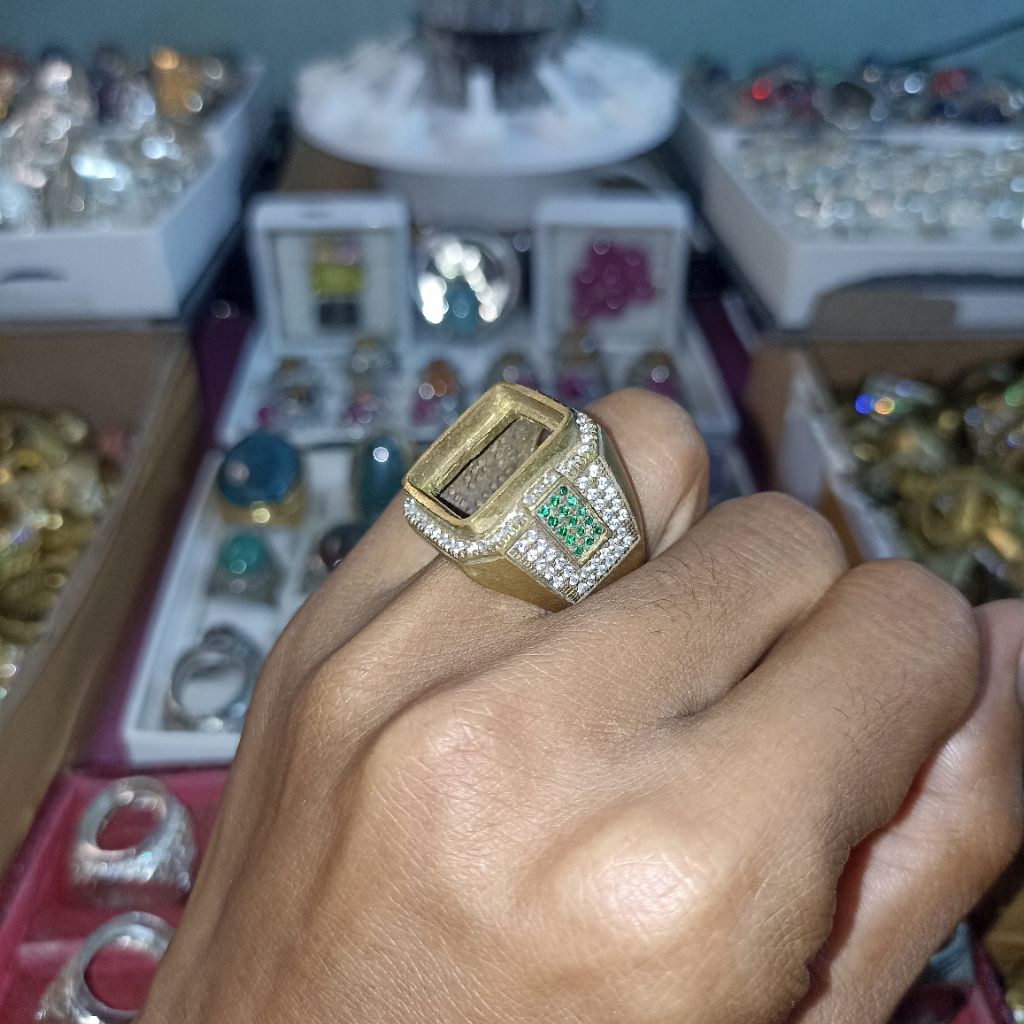 CINCIN/RING/EMBAN/IKETAN BATU AKIK DAN PERMATA MEWAH DAN ELEGAN DIMENSI KOTAK BAHAN KUNINGAN SARI SU