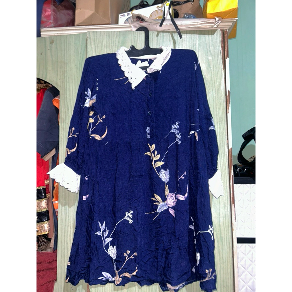 Blouse Kemeja Atasan Biru Navy Motif Bunga Renda