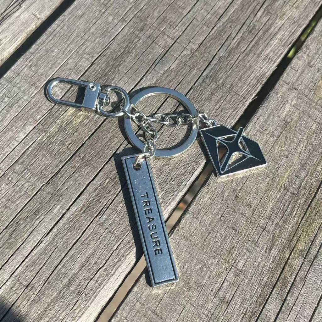 TREASURE TRUZ KEYCHAIN PENDANT