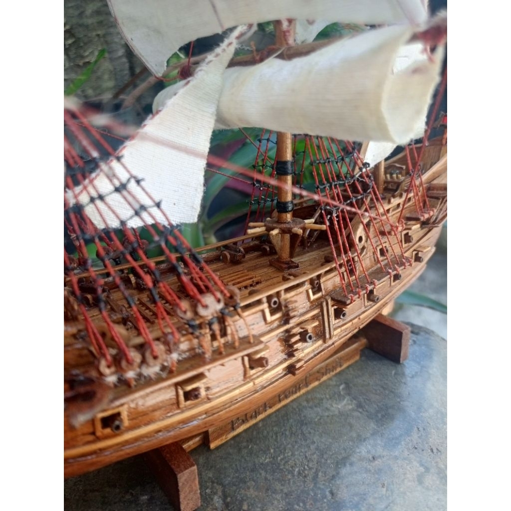 Miniatur kapal layar " BLACK PEARL" bahan kayu jati