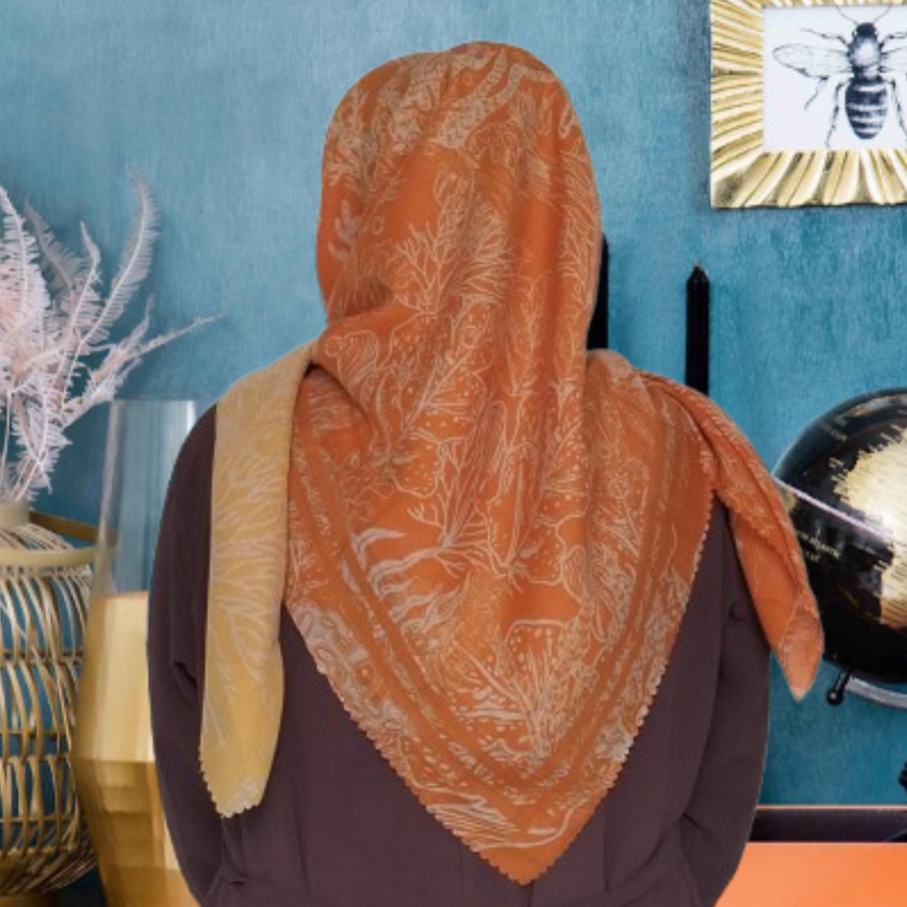 Hijab Motif Warna Orange Segiempat Voal Motif Menyala