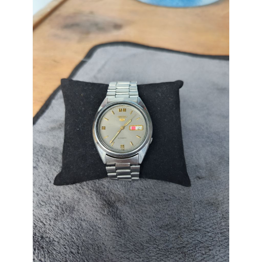 Seiko 5 grey sunburst dial