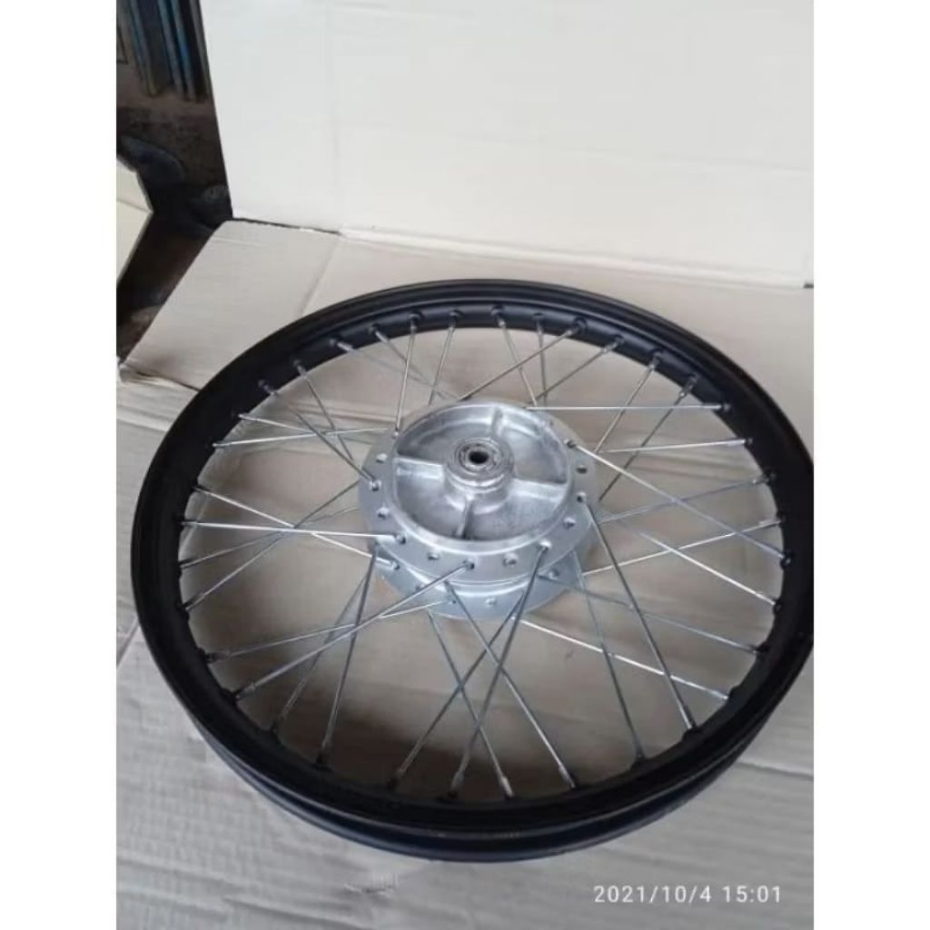 Pelek/velg jari jari bagian belakang motor karisma/Supra x 125/ full hitam dop/second copotan motor.
