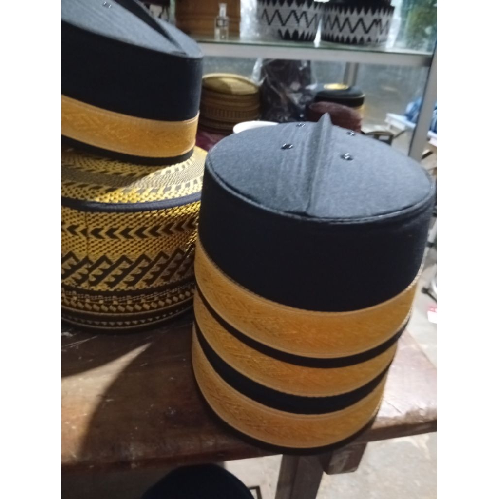 Songkok Peci Kopiah Bugis Oval Hitam Kuning Size Dewasa Bisa Untuk Imamah digunakan Formal dan Non F