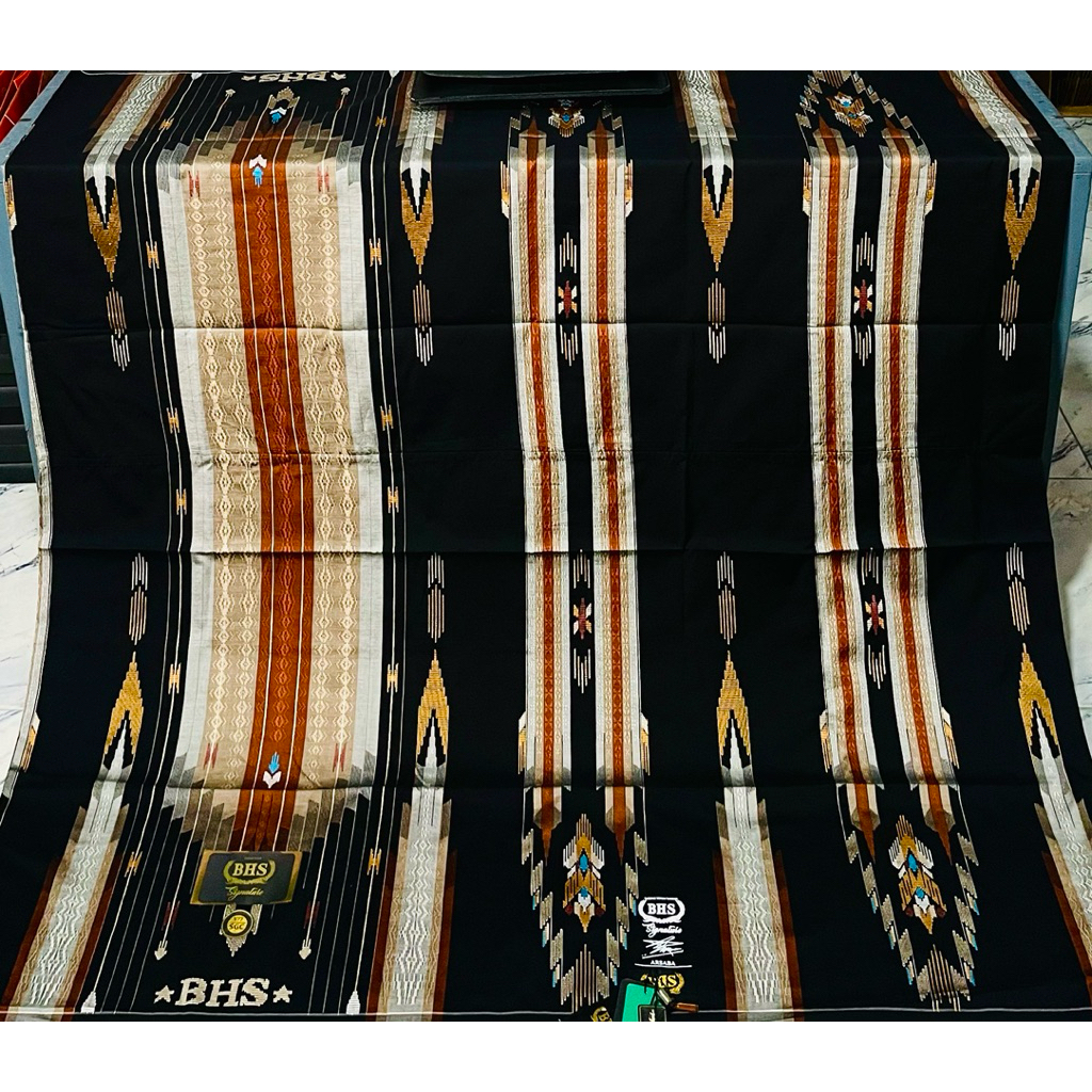 Sarung bhs signature type sgc grade gold motif timbul songket dan masih ada jahit tengah nya, tentun
