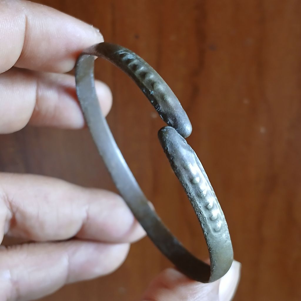 Koleksi Temuan Penyelam Sungai Gelang Perunggu Motif Ular KUNO
