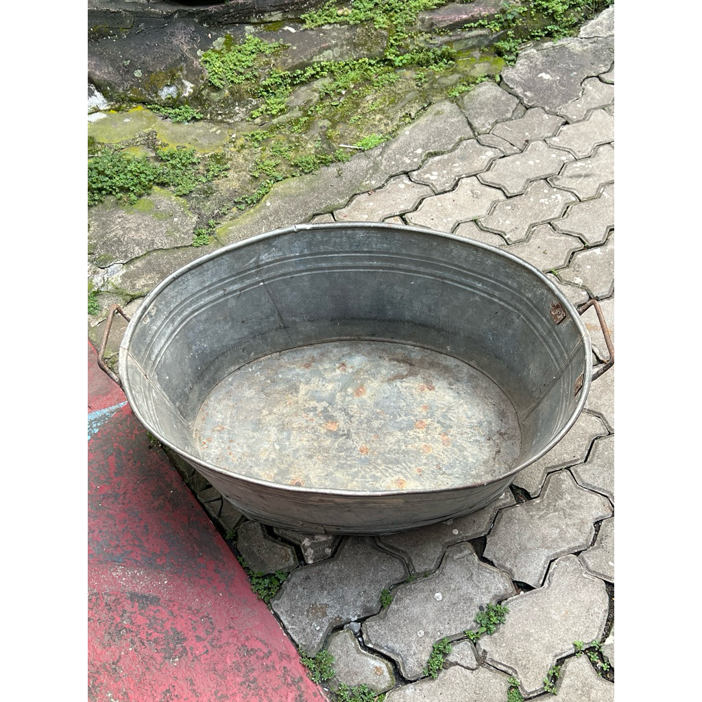 Ember / Ompreng / Bak Mandi Lawas Kuno Legend Jadul Bahan Seng (atau aluminium ??) Ukuran Besar, Ova