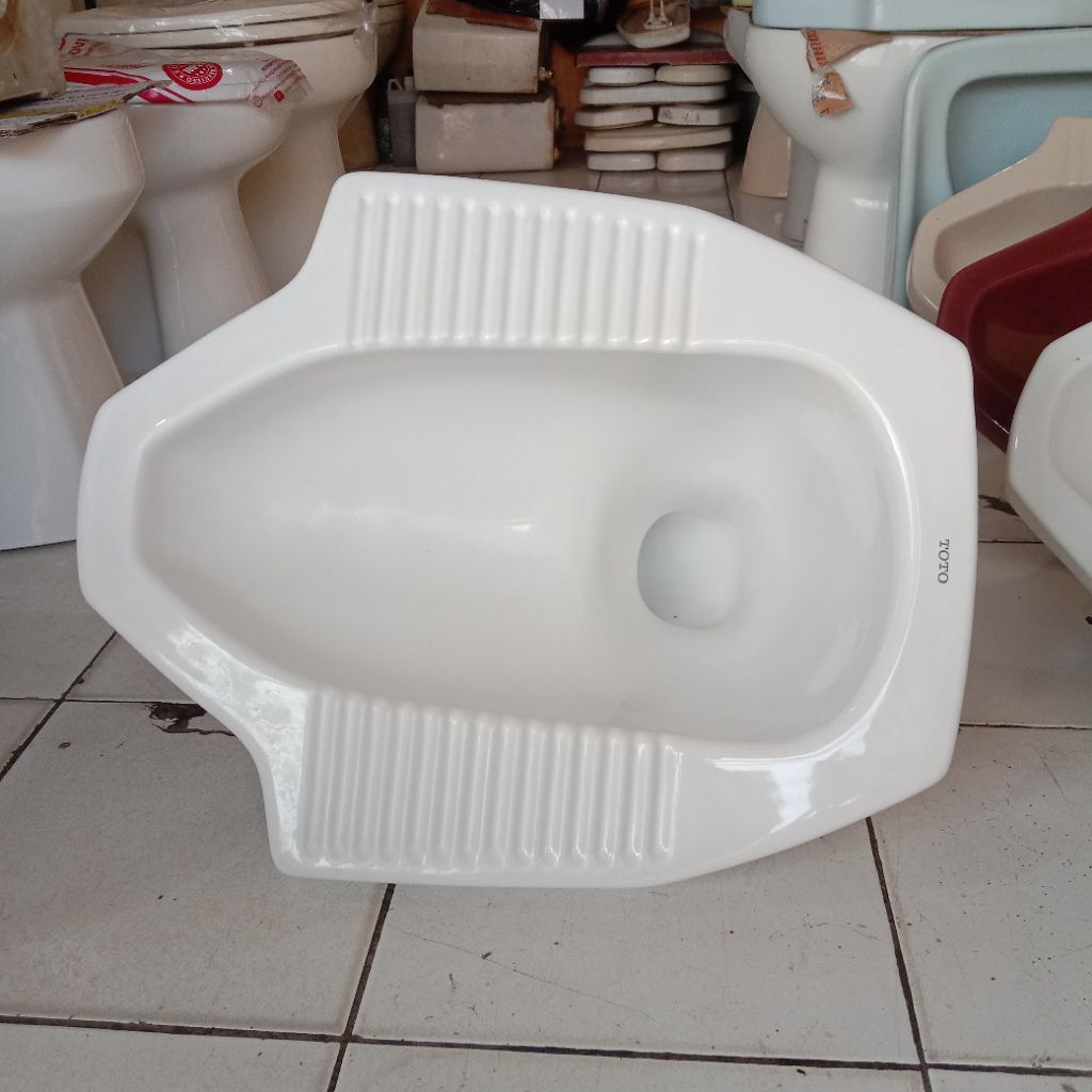 Closed Jongkok Toto Ce6 Lantai Atas -Closet Second Warna Putih Free Peti Kayu