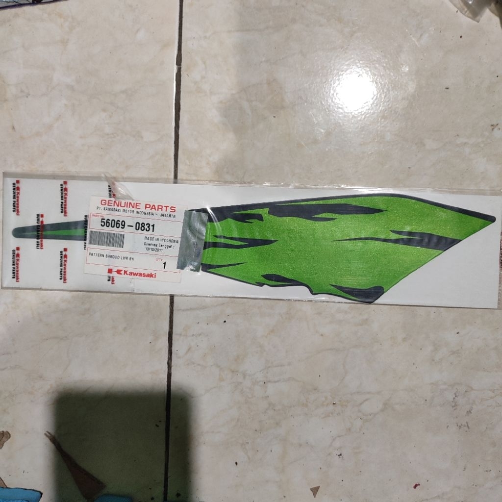 STICKER STIKER STRIPPING BODY SAYAP KANAN DEPAN KLX 150 S 2011 HITAM HIJAU ORIGINAL KAWASAKI